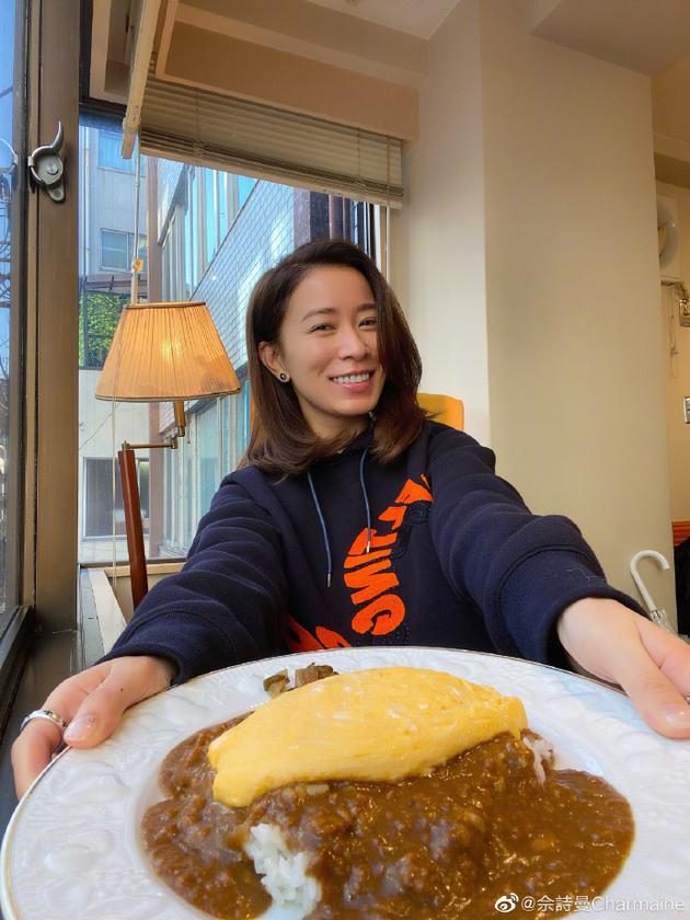 佘诗曼跟粉丝分享美食 笑容灿烂心情好