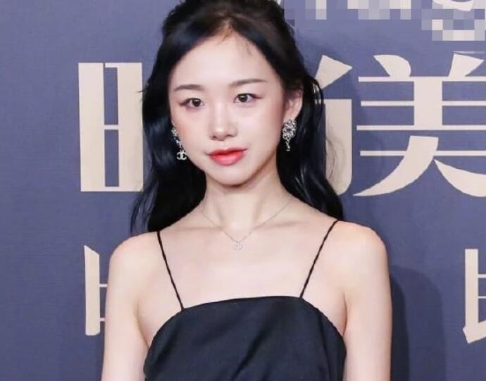 阿沁分手后首亮相 阿沁被渣男惨虐如今深受情伤瘦成皮包骨