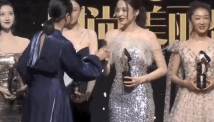 朱丹为口误道歉 主持人朱丹叫错女星名字全程视频曝光太尴尬