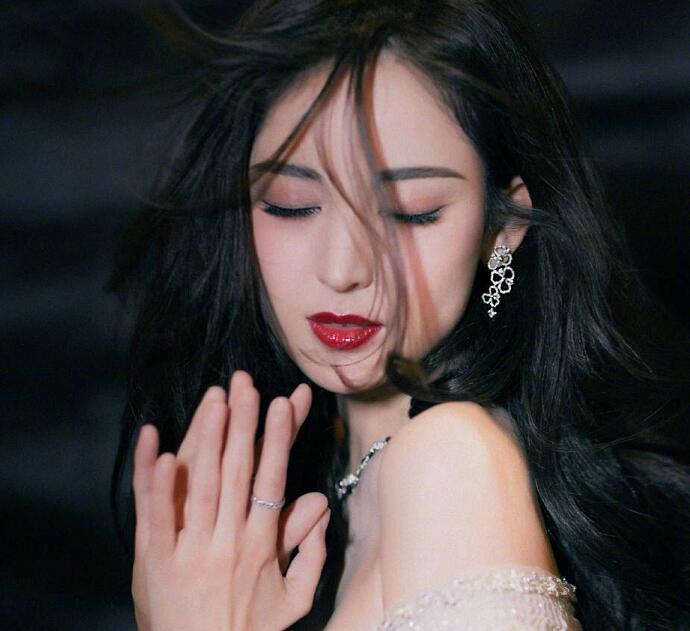 娜扎回应英语争议 土味英语引发嘲讽不断娜扎大气回应被赞可爱