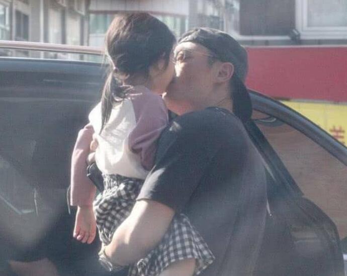 霍建华父女出游  霍建华成女儿奴实锤将女儿视若珍宝