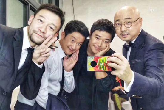 一张价值200亿票房的自拍 吴京陈思成的表情亮了