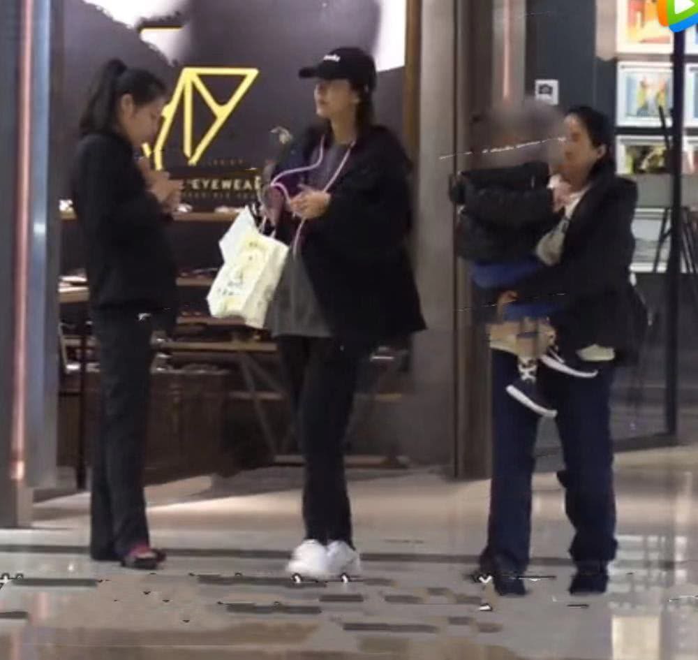 张子萱逛街孕相明显 “二胎”再添实锤?