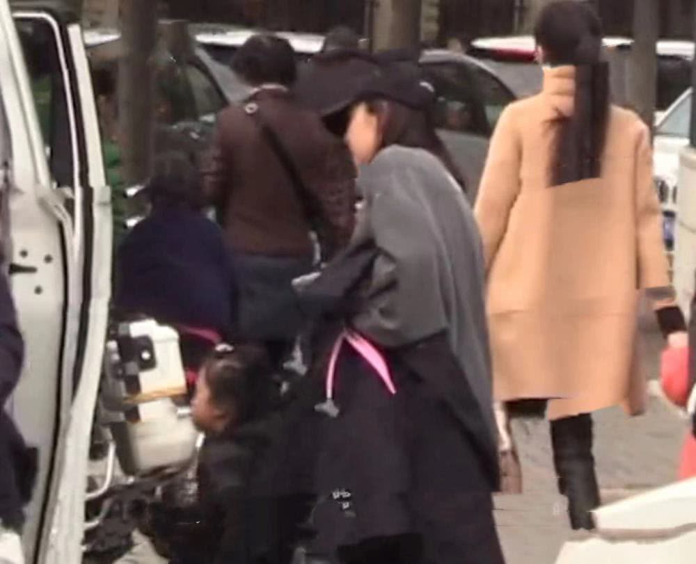 张子萱逛街孕相明显 “二胎”再添实锤?