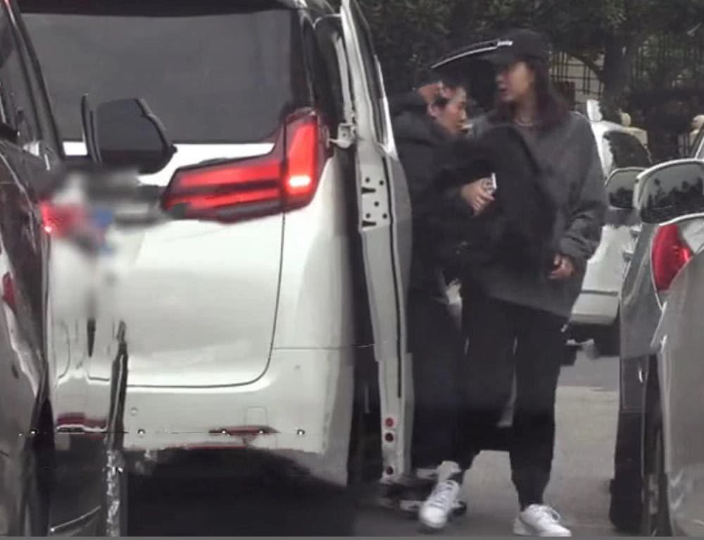 张子萱逛街孕相明显 “二胎”再添实锤?