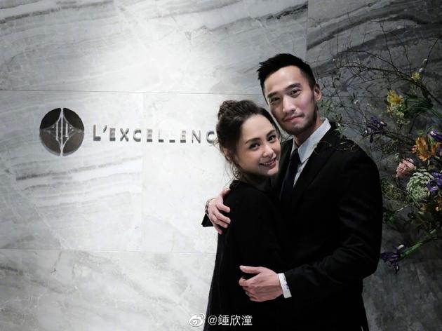 阿娇晒与老公甜蜜合影 小两口恩爱满分狗粮管饱