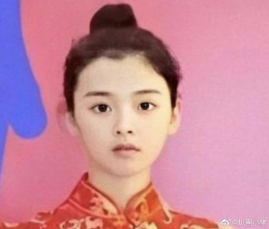 杨超越旧照曝光 一袭红色旗袍清纯可爱