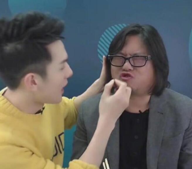 李佳琦帮高晓松涂口红 一脸娇羞的模样亮瞎众人眼