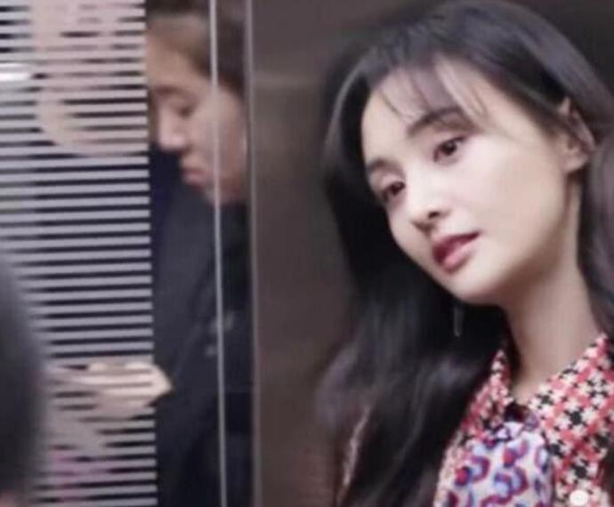 郑爽发现自己被偷拍的表情 郑爽一脸惊讶调皮捂脸样子太美了