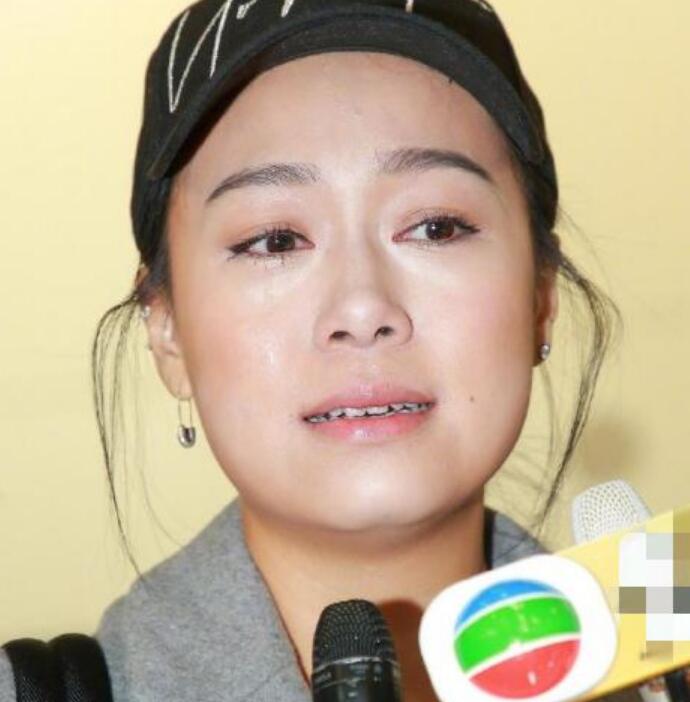 黄心颖落泪最新消息 黄心颖安心事件风波后重新现身机场落泪