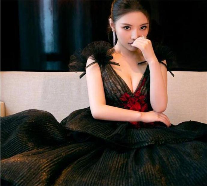 邓莎拔火罐被烧伤 现场照曝出皮肉外翻太吓人了