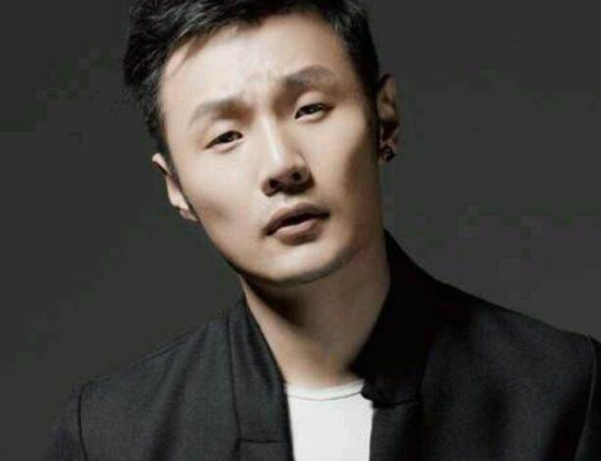 抖音我飞翔在乌云之中你看着我无动于衷是什么歌？