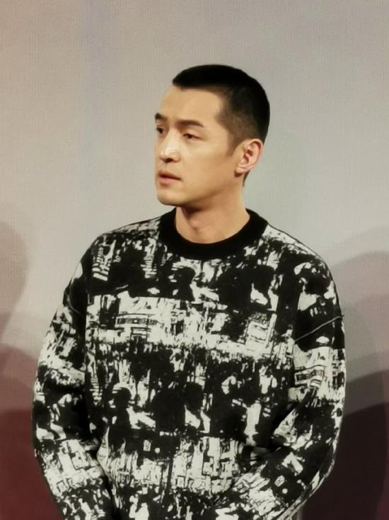 胡歌寸头造型亮相路演 粉丝大赞:清爽帅气!