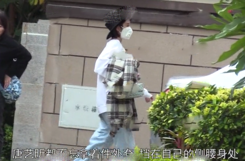 唐艺昕现身三亚被拍  疑与父母安心养胎中