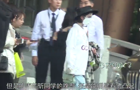 唐艺昕现身三亚被拍  疑与父母安心养胎中