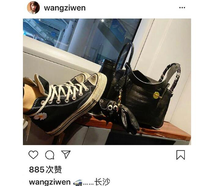 王子文高铁踩桌板 被批没素质鞋子又脏还是假货三重打击