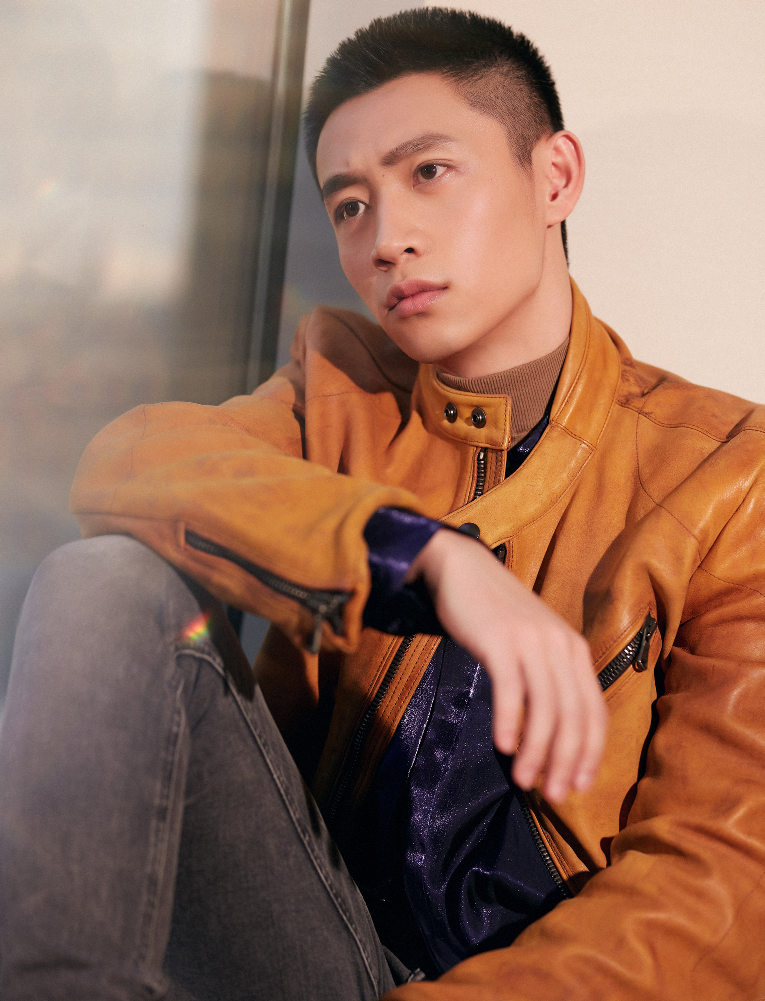 魏晨现身北京 复古魅力与硬核时尚精致融合