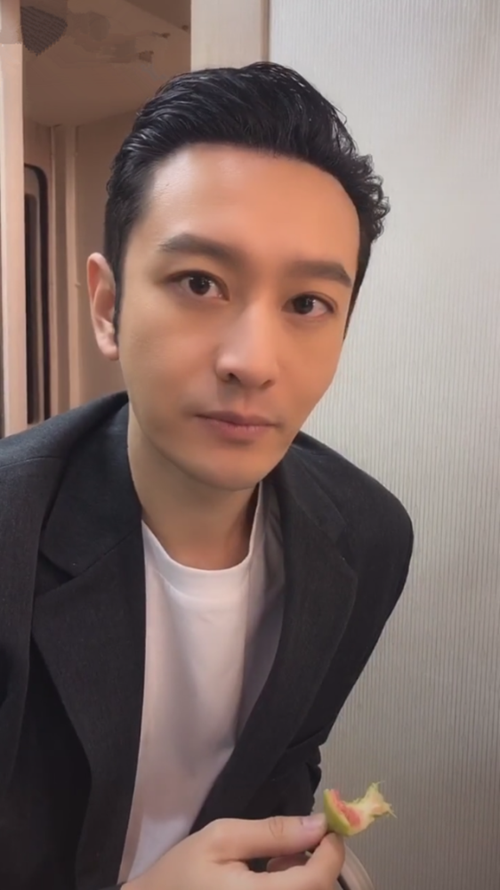 黄晓明Baby晒同款宝宝特效视频 久违的秀恩爱!