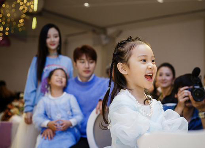 李小璐台下录视频 甜馨台上钢琴独奏李小璐激动手抖