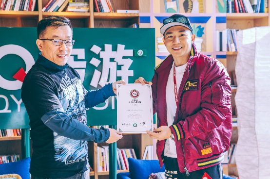 刘畊宏现身穷游网总部 将任穷游网“亲子旅行体验官”