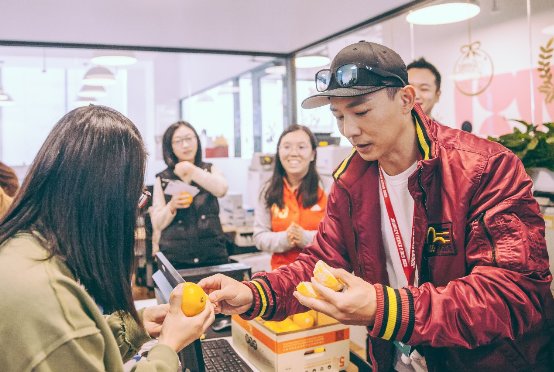 刘畊宏现身穷游网总部 将任穷游网“亲子旅行体验官”