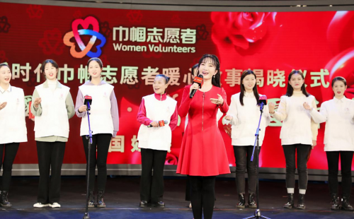 “旗袍美人”歌唱家杜桦献歌 全国妇联“巾帼志愿者”慈善活动