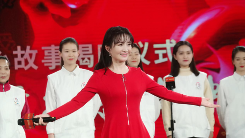 “旗袍美人”歌唱家杜桦献歌 全国妇联“巾帼志愿者”慈善活动