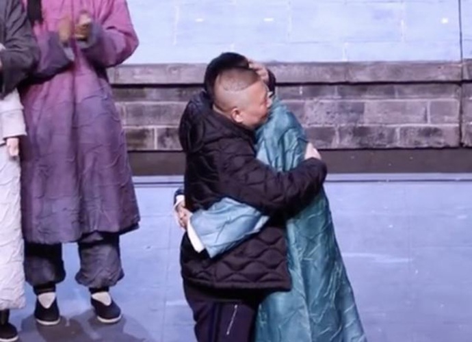 郭麒麟抱着郭德纲哭 为什么郭麒麟会哭得这么厉害