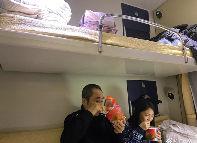 张艺谋被质疑享特权 妻子发微博感谢交警引起误会