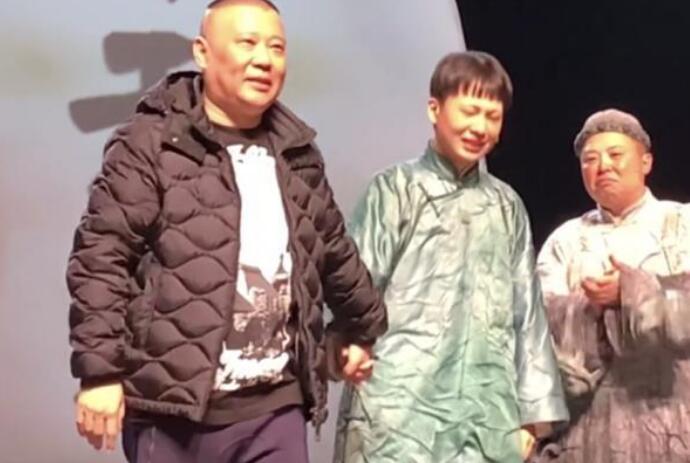 郭麒麟抱着郭德纲哭 郭麒麟向老父亲郭德纲撒娇