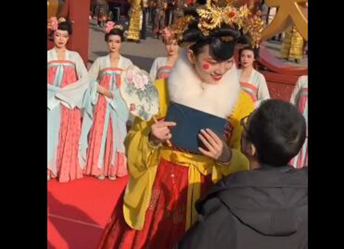 皮卡晨男朋友眼镜男 四眼哥是不是不倒翁小姐姐男朋友