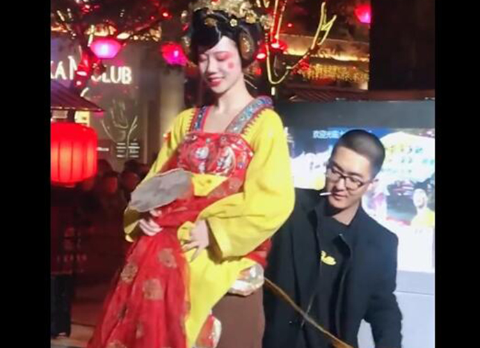 皮卡晨男朋友眼镜男 四眼哥是不是不倒翁小姐姐男朋友