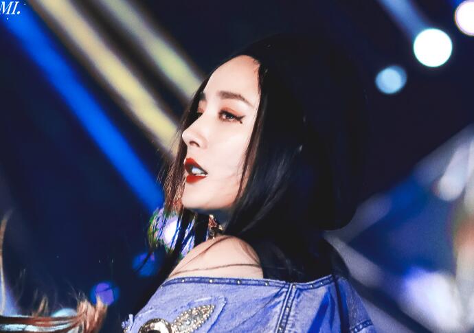 杨幂撞脸李小璐 大浓妆秒变蹦迪女郎舞台太炸了