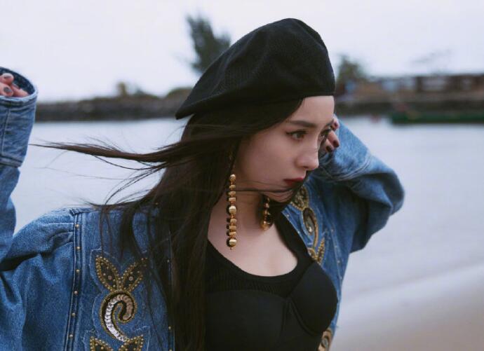 杨幂撞脸李小璐 大浓妆秒变蹦迪女郎舞台太炸了