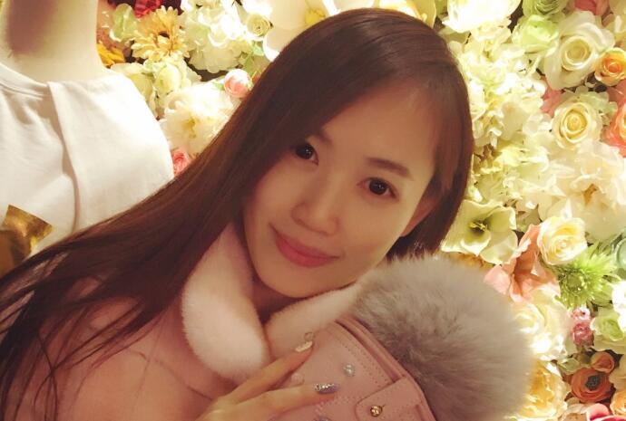 马蓉获粉丝送花 穿着喜庆对着镜头不断露笑颜