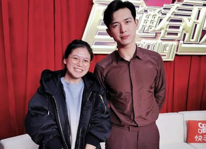 尼格买提帮员工追星 晒出李现合影求评中国好老板称号
