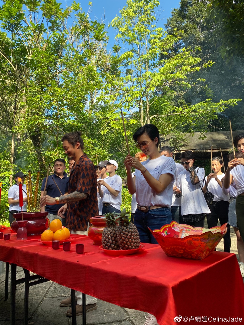 卢靖姗短发判若两人  网友：好酷好飒，我爱了！