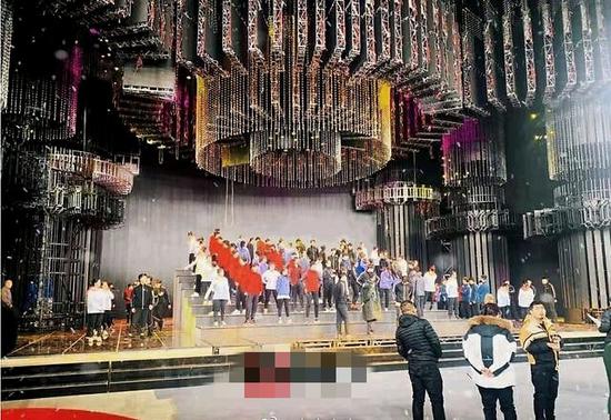 央视春晚主舞台曝光 舞美色调主打红色