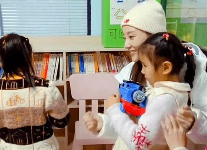 李小璐探望视障儿童 曾与贾乃亮创立的公益项目还在继续