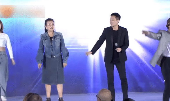汪小菲携妈妈表演野狼disco 母子俩玩得好嗨