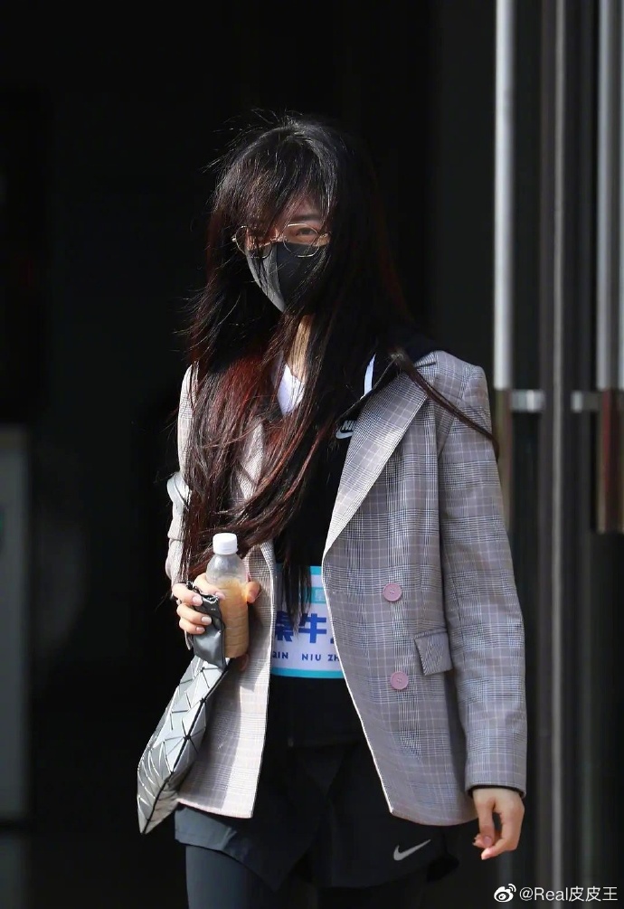 吴亦凡绯闻女友秦牛正威更改用户名 确认参加《青春有你2》