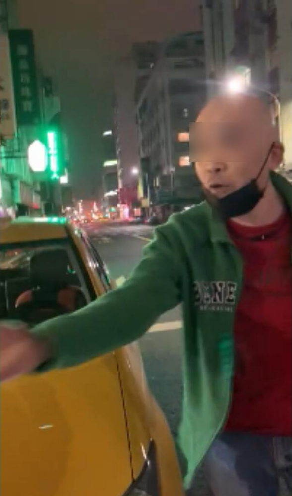汪小菲晒视频秒删 在台湾街头与陌生男子吵架