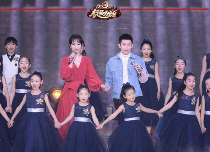 杨紫张一山同台 甜蜜牵手宛如情侣也就他们敢这么做了