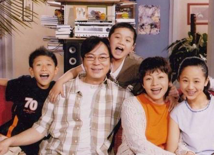 杨紫张一山同台 甜蜜牵手宛如情侣也就他们敢这么做了