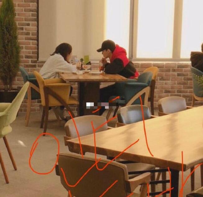 金钟大与女友约会照 往粉丝心口扎刀子为什么不退团