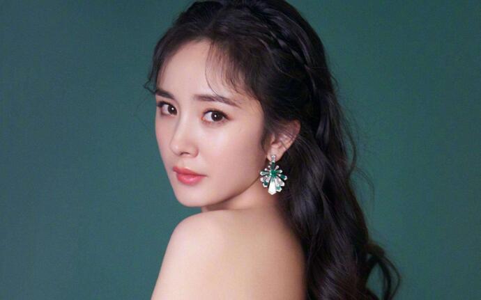 杨幂深夜赴美容院 大幂幂包裹严实粉丝差点认不出