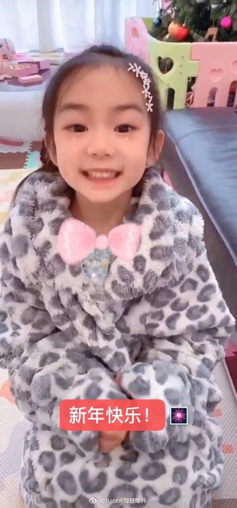 戚薇晒视频为女儿庆生 网友:lucky长大了!