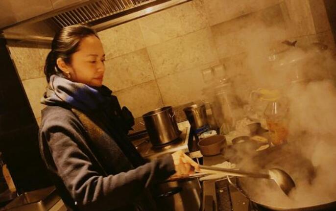 姚晨亲自为员工下厨 网友化身柠檬精调侃别人家的老板