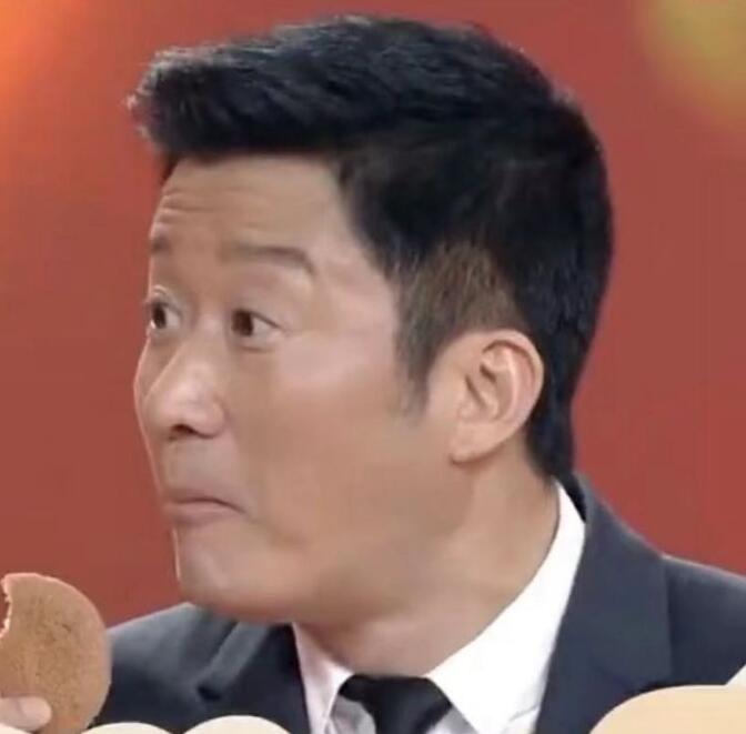吴京吃掉道具蛋糕 一脸真香好吃小表情太搞笑了
