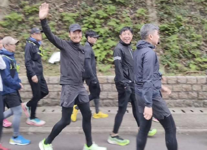 周润发跑步被偶遇 发哥还是一如既往这么亲民